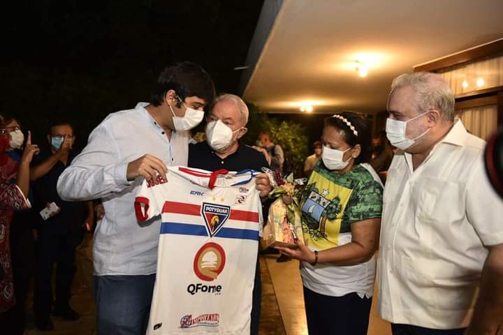 Read more about the article Em Natal, Odon Junior presenteia Lula com camisa do Potyguar de Currais Novos