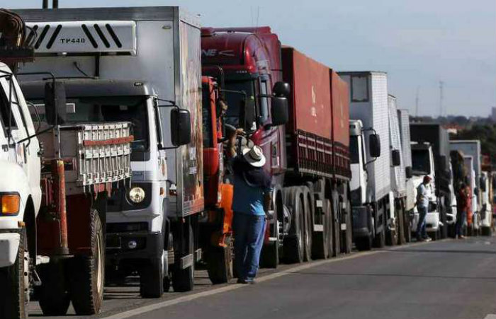 Read more about the article Caminhoneiros prometem greve em 1° de novembro se Bolsonaro não baixar preço do diesel