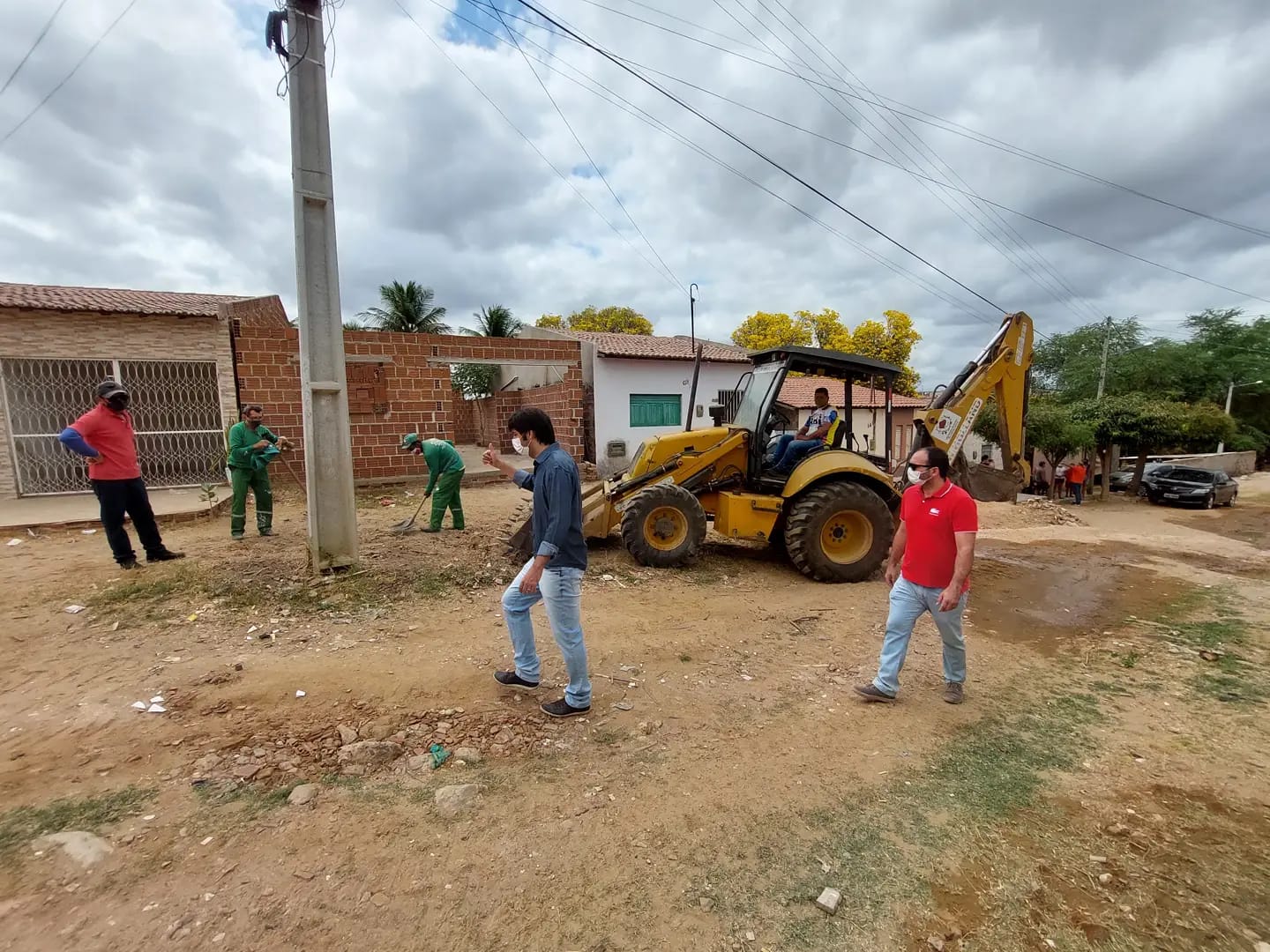 Read more about the article PREFEITURA REALIZA MUTIRÃO DE SERVIÇOS E LIMPEZA NO MANOEL SALUSTINO