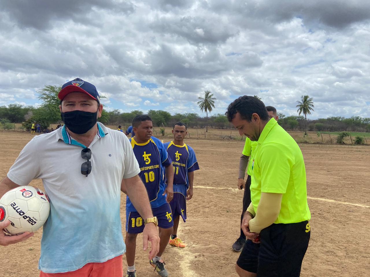 Read more about the article Vereador Iranilson Medeiros participa de torneio de inauguração no campo da seleção do Totoró “O Bernardão”