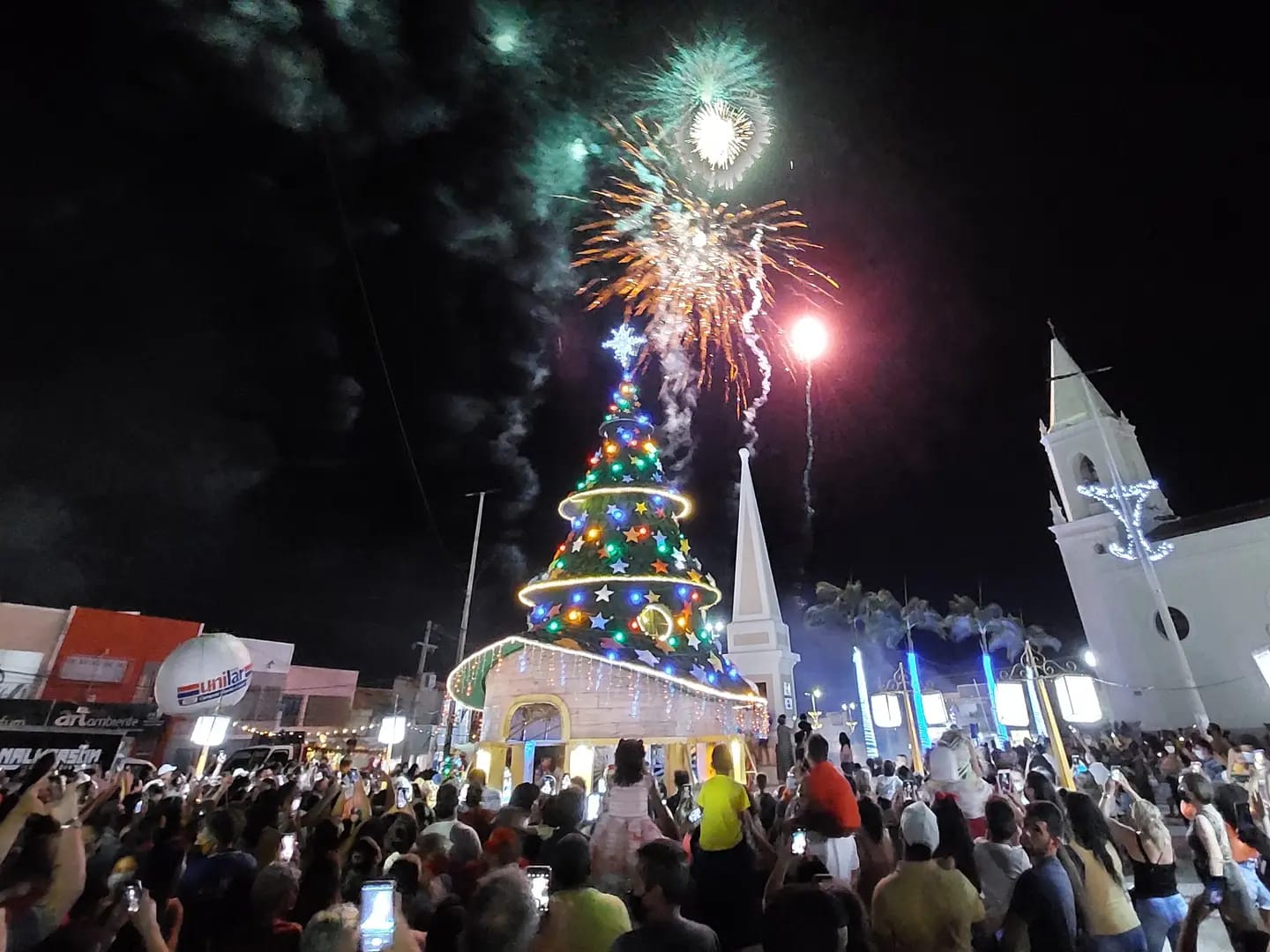 Read more about the article CORTEJO NATALINO, QUEIMA DE FOGOS E O ACENDIMENTO DA ÁRVORE DE NATAL, MARCAM O INÍCIO DOS FESTEJOS NATALINOS EM CURRAIS NOVOS