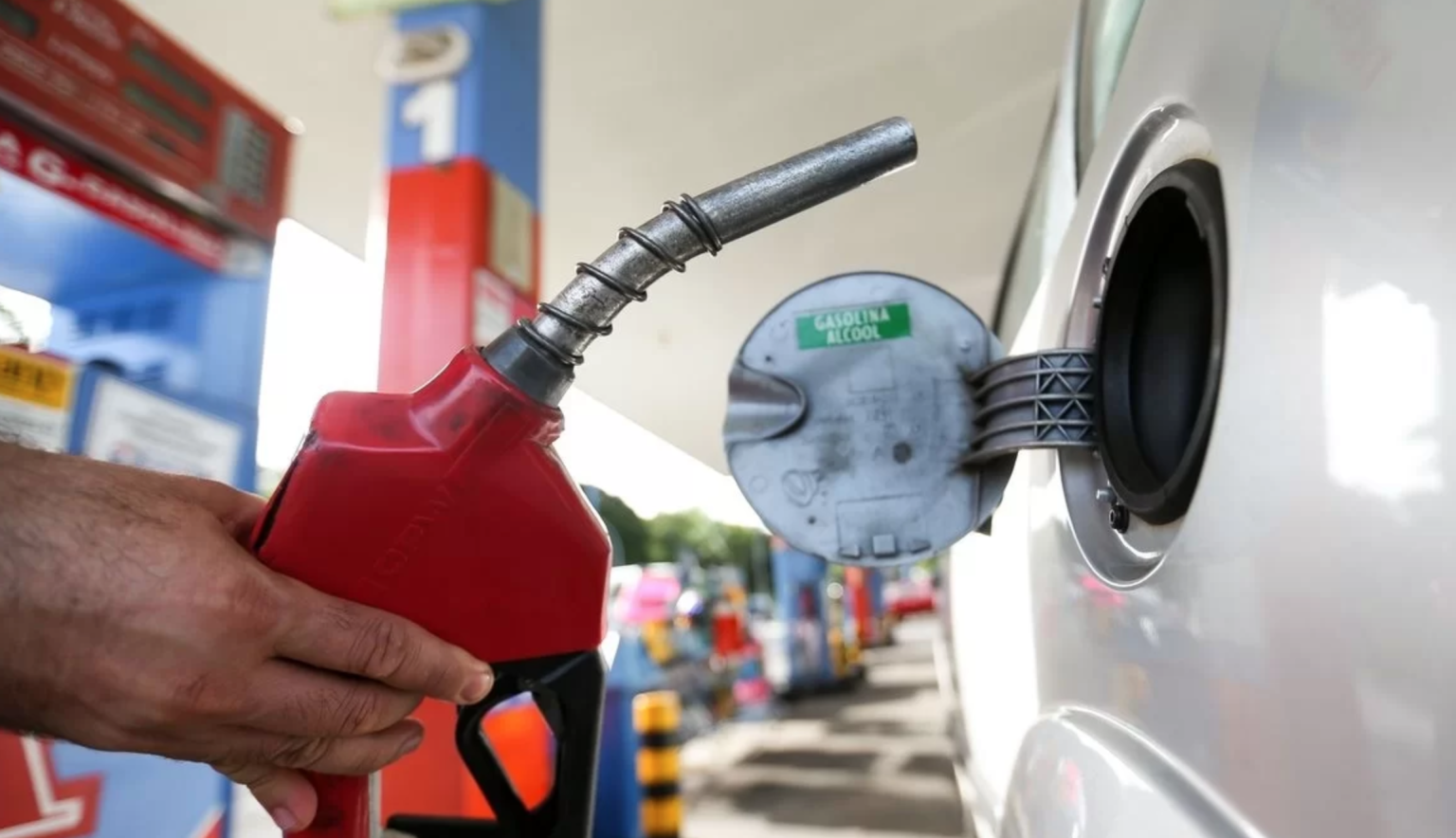 Read more about the article Preço médio da gasolina sobe pela 5ª semana; postos cobram até R$ 7,99
