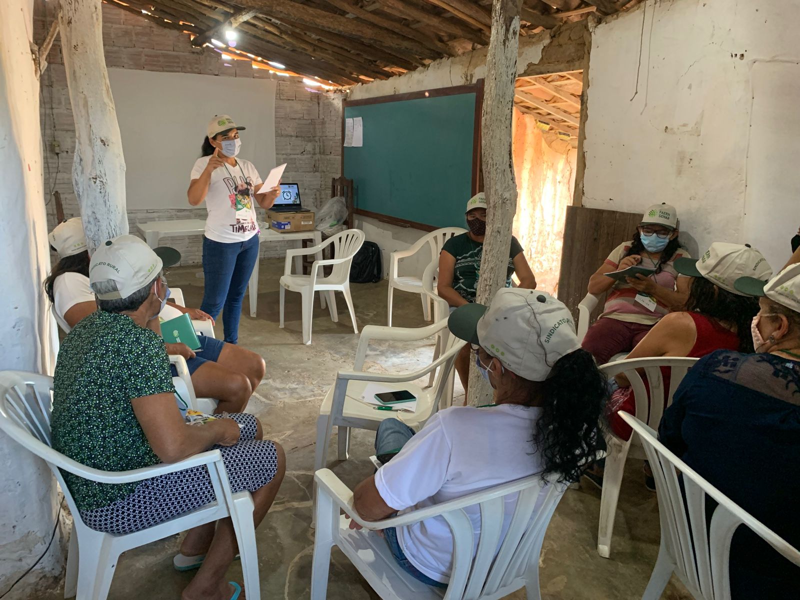 Read more about the article COMUNIDADE RURAL DO SANTO ANDRÉ É BENEFICIADA COM CURSO DE AVICULTURA