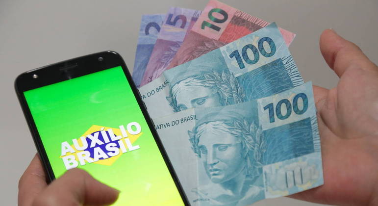 Read more about the article Auxílio Brasil começa a ser pago nesta sexta (10) e deixa 2,5 milhões de famílias