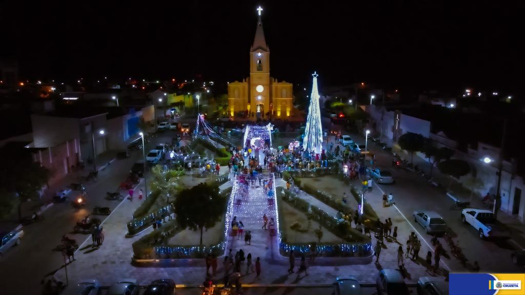 Read more about the article ÁRVORE DE NATAL É ACESSA E PROGRAMAÇÃO DOS FESTEJOS NATALINOS DE CRUZETA É LANÇADA