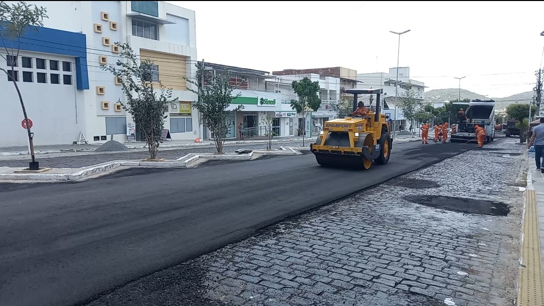 Read more about the article Ezequiel celebra início das obras de pavimentação asfáltica em Currais Novos