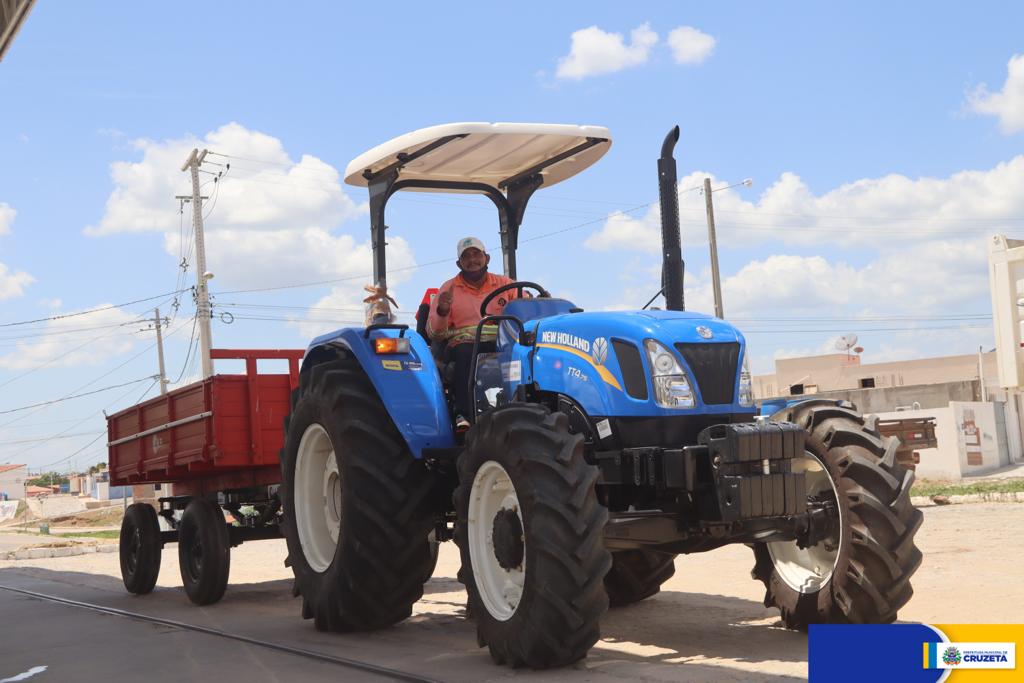 Read more about the article PREFEITURA DE CRUZETA RECEBE TRATOR E IMPLEMENTOS AGRÍCOLAS