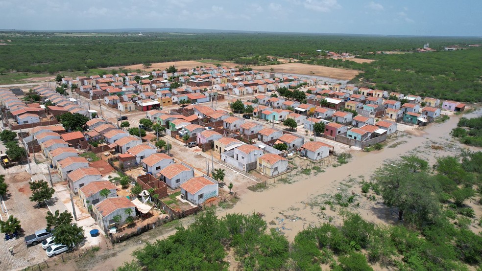 Read more about the article Açude rompe e água inunda comunidade no interior do RN