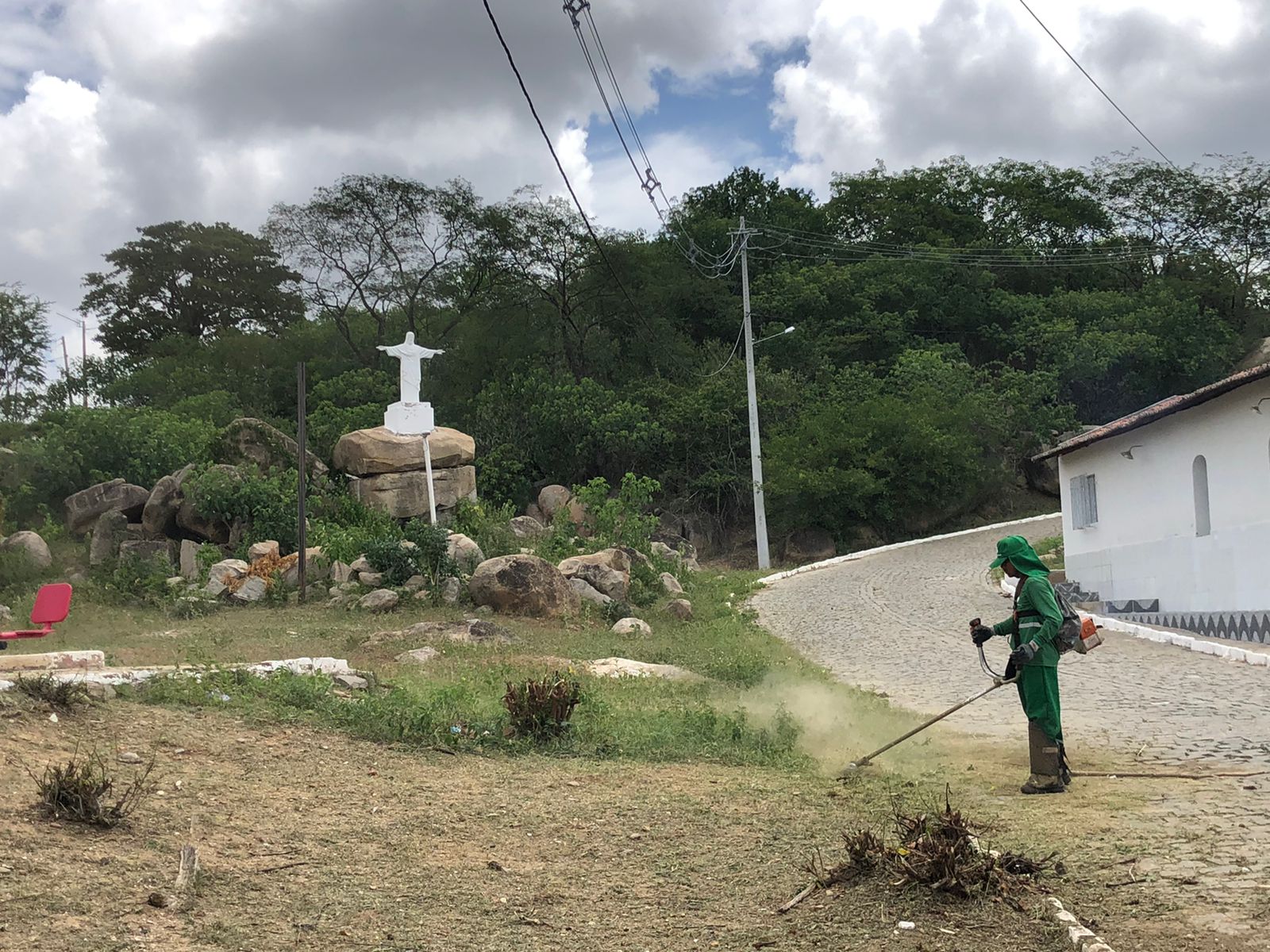 Read more about the article PREFEITURA DE CURRAIS NOVOS REALIZA MAIS UM MUTIRÃO DE SERVIÇOS E LIMPEZA NOS POVOADOS TOTORÓ E TRAGOLA