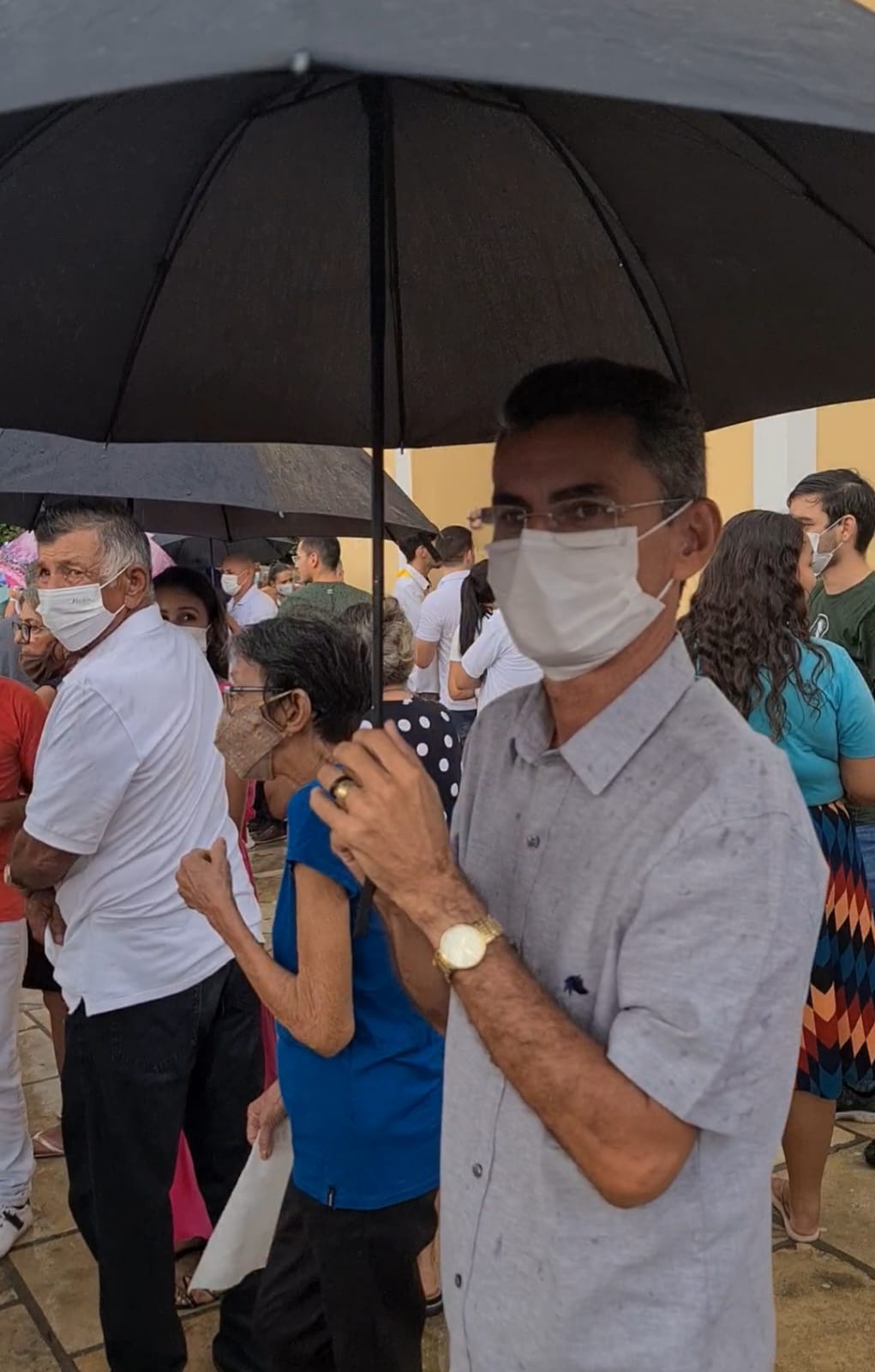 Read more about the article Em baixo de chuva, Francisco do PT participa de procissão de São José, em Carnaúba dos Dantas