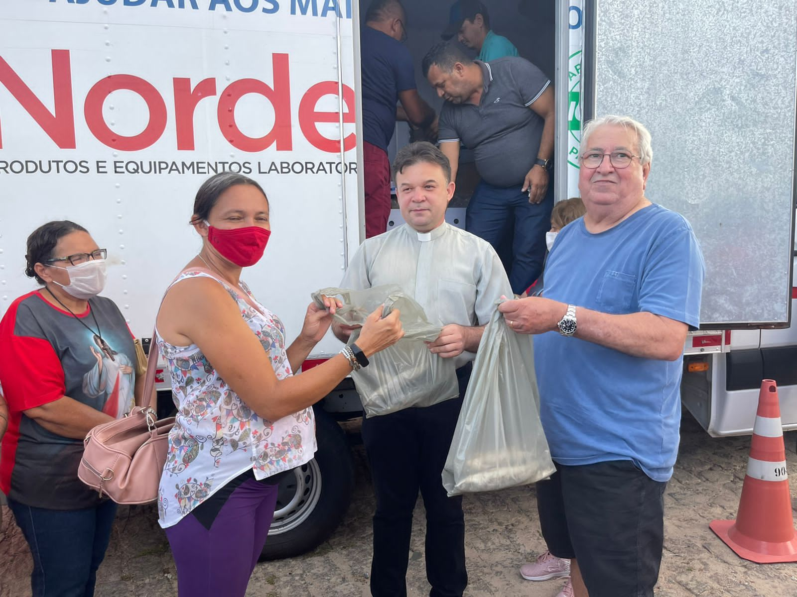 Read more about the article Paróquias de Currais Novos e o empresário Sérgio Dantas realizam distribuição de peixes na Praça Mons. Paulo Herôncio