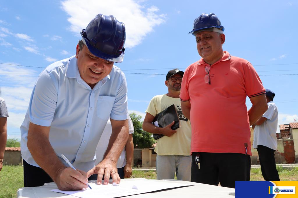 Read more about the article A PREFEITURA DE CRUZETA ASSINA ORDEM DE SERVIÇO PARA CONSTRUÇÃO DE DUAS PRAÇAS