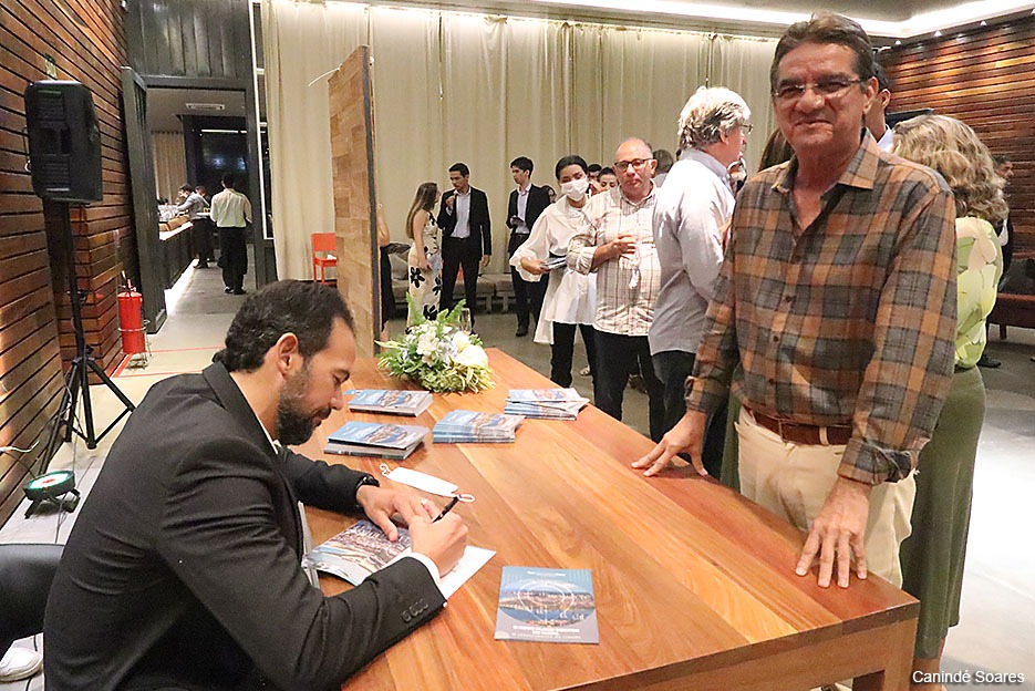 Read more about the article Livro sobre Plano Diretor de Natal é lançado em evento concorrido