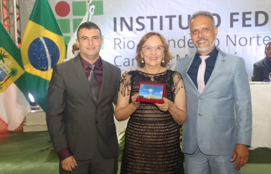 Read more about the article Senadora Zenaide prestigia formatura do IFRN de Mossoró e recebe homenagem