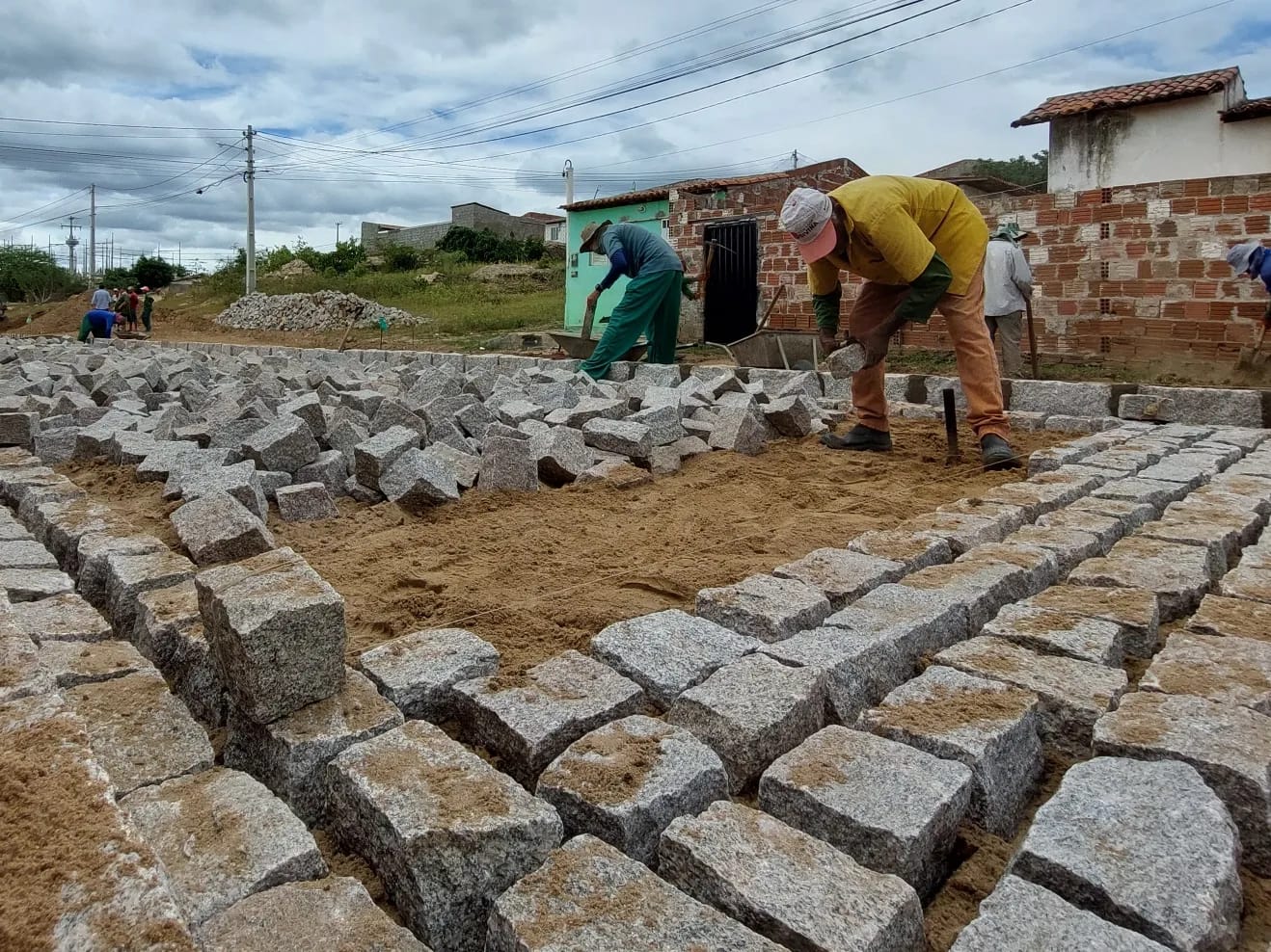 Read more about the article PREFEITURA DE CURRAIS NOVOS INICIA PAVIMENTAÇÃO DAS PRIMEIRAS RUAS DO CONJUNTO NINÁ SALUSTINO NO BAIRRO SÍLVIO BEZERRA