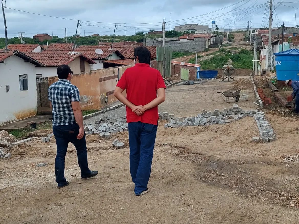 Read more about the article PREFEITO ODON JÚNIOR VISITA OBRAS EM ANDAMENTO