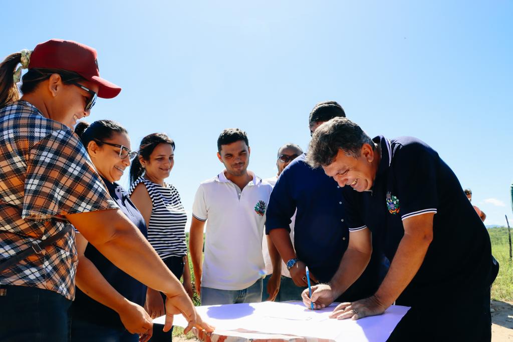 Read more about the article CRUZETA: PREFEITO ASSINA ORDEM DE SERVIÇO PARA CONSTRUÇÃO DE RESERVATÓRIO D’ÁGUA E PAVIMENTAÇÃO NA ZONA RURAL