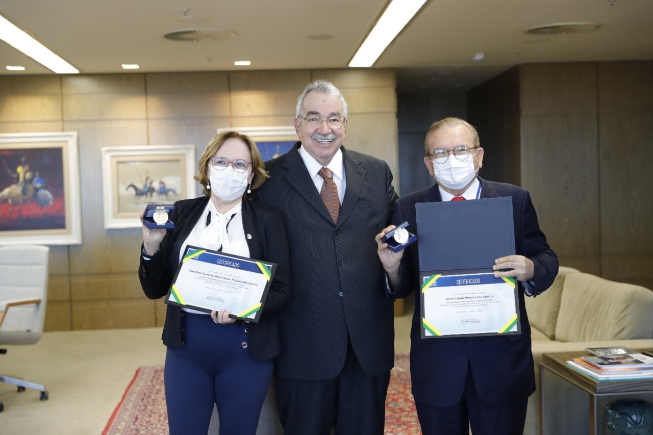 Read more about the article Senadora Zenaide Maia e ex-prefeito Jaime Calado são homenageados pelo TST em Brasília