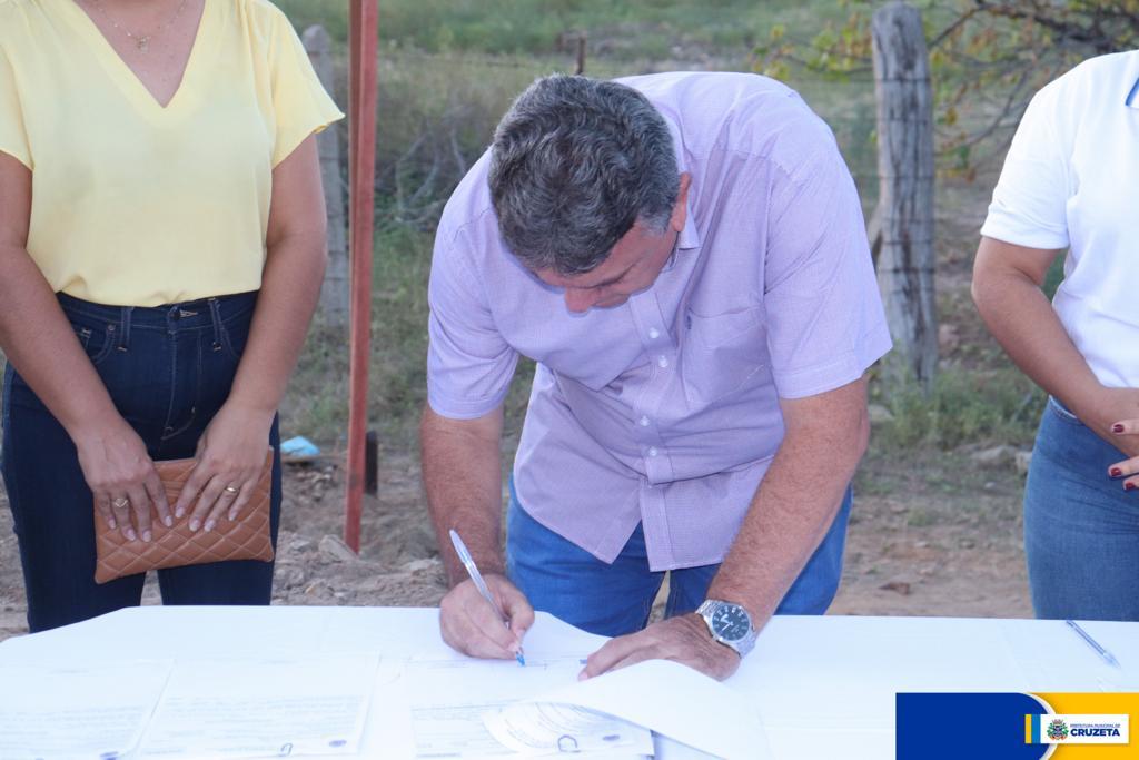 Read more about the article PREFEITO DE CRUZETA ASSINA ORDEM DE SERVIÇO PARA OBRA DE PAVIMENTAÇÃO E CONSTRUÇÃO DO CALÇADÃO E DA CICLOVIA.