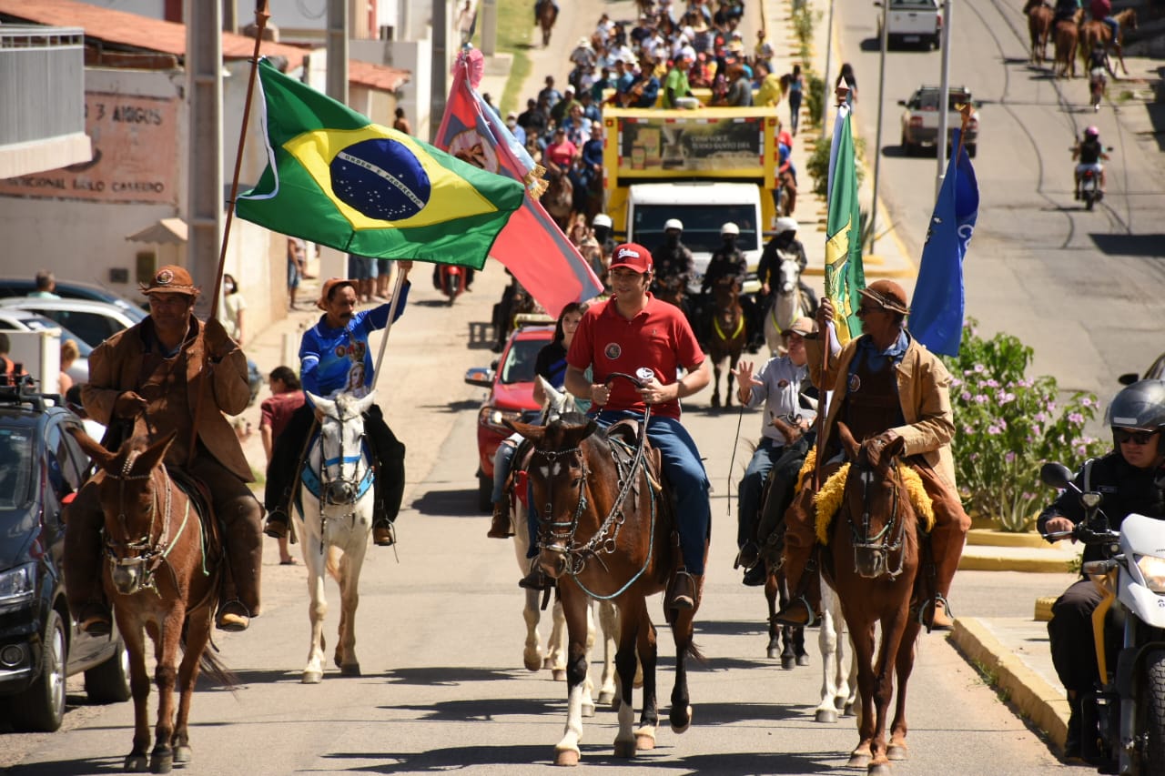 Read more about the article CAVALEIROS E AMAZONAS PARTICIPAM DA 21ª CAVALGADA DE SANT’ANA