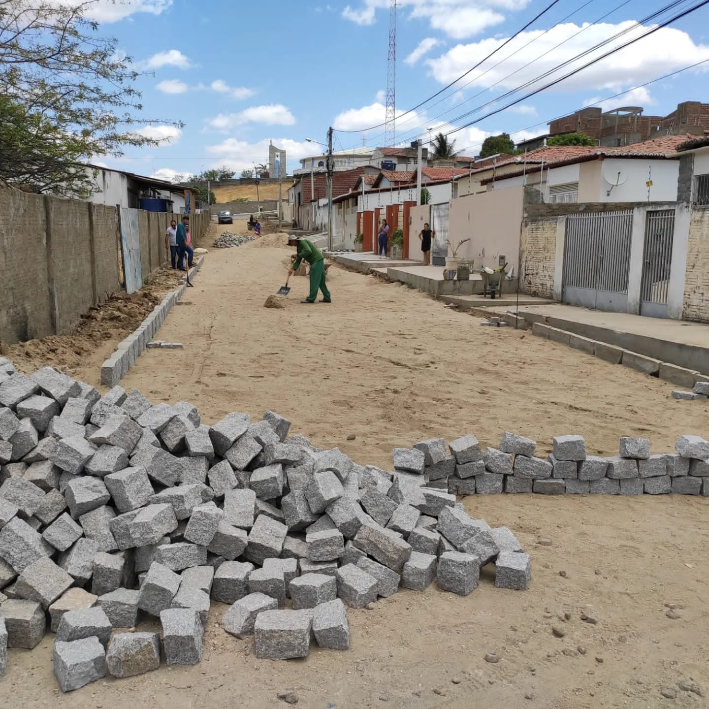 Read more about the article OBRAS: PREFEITURA DE CURRAIS NOVOS INICIA PAVIMENTAÇÃO DA RUA DO AMIANTO.