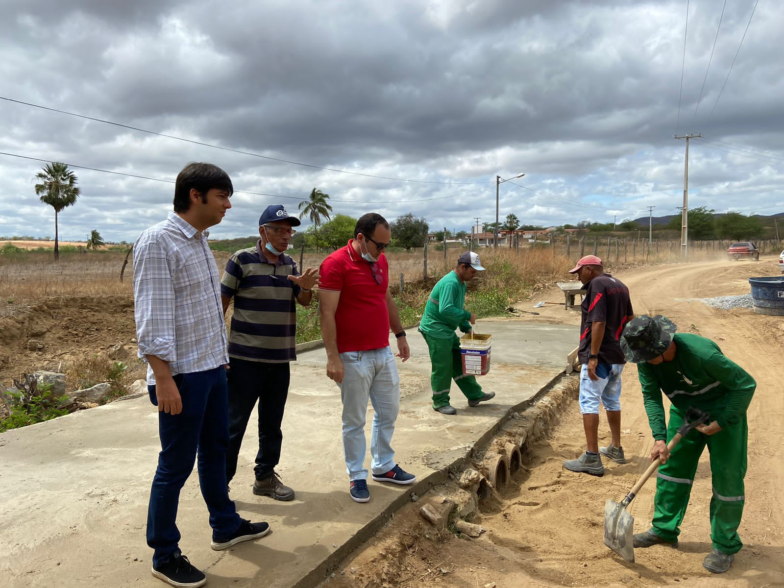 Read more about the article Prefeito Odon Jr visita obras de pavimentação e construção de passagem molhada