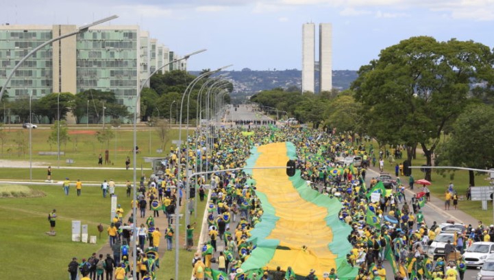 Read more about the article Manifestantes invadem o Congresso e o Planalto