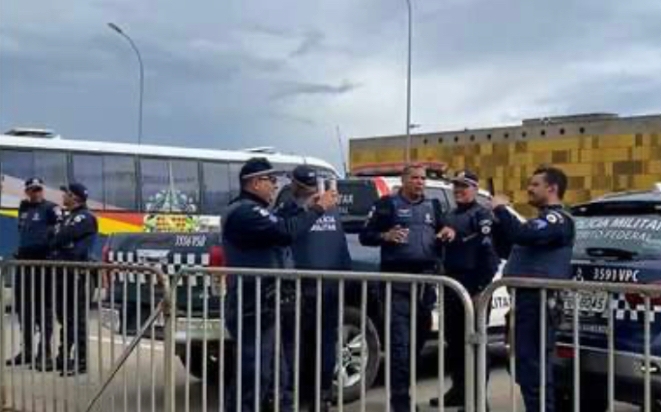 Read more about the article Policiais do DF são filmados conversando com invasores do Congresso Nacional