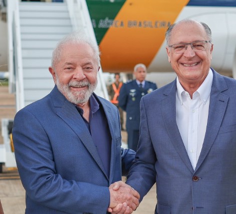 Read more about the article Lula embarca para Argentina e Alckmin assume como presidente interino até quarta-feira (25)