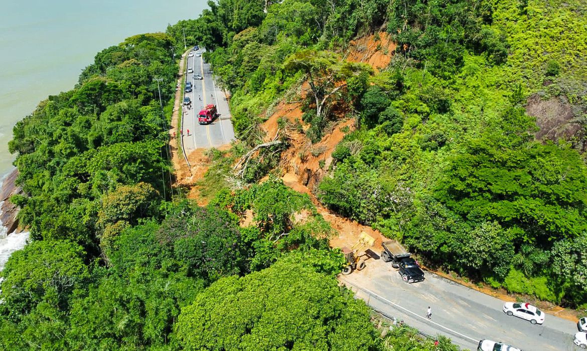 Read more about the article Lula visita áreas atingidas por temporais no litoral norte de SP