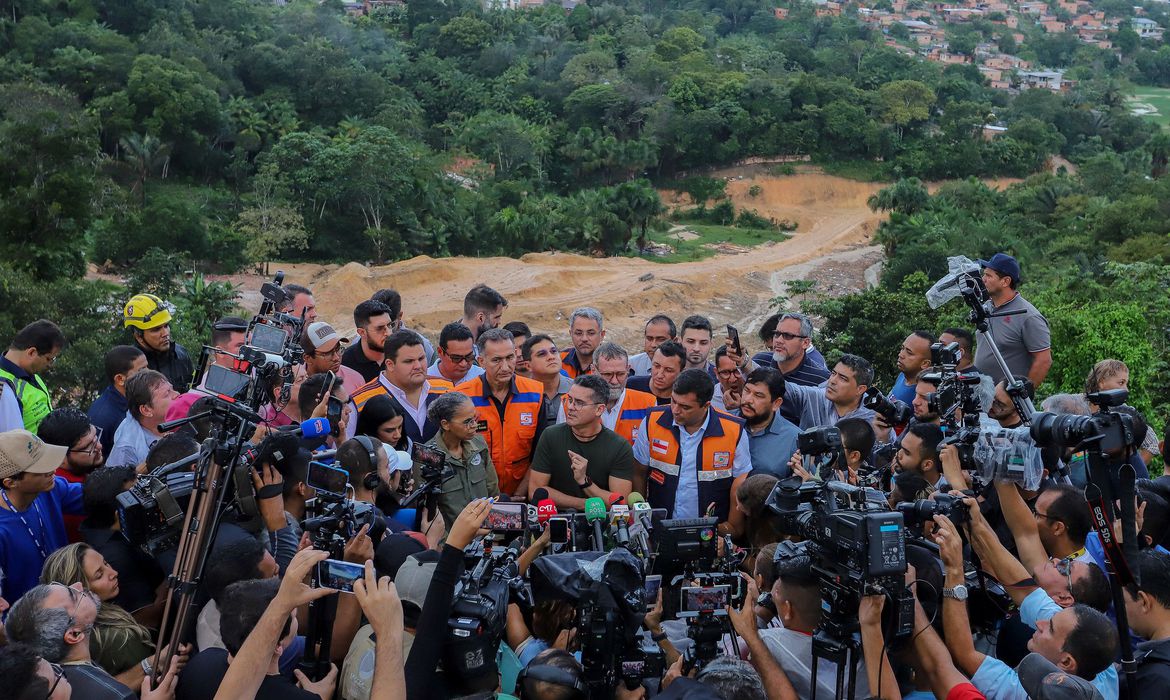 Read more about the article Governo estuda decretar emergência climática permanente em mil cidades