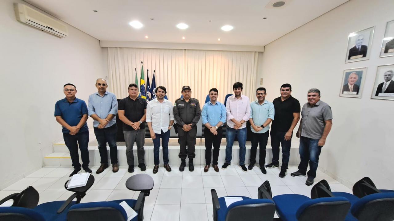 Read more about the article AMSO-TR realiza reunião mensal com presença de comandante do 13º Batalhão e prefeitos associados