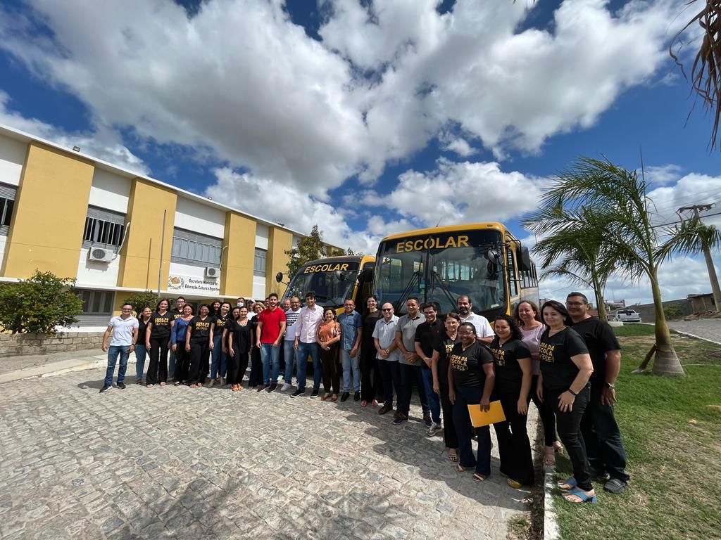 Read more about the article Prefeitura de Currais Novos recebe dois novos ônibus escolares