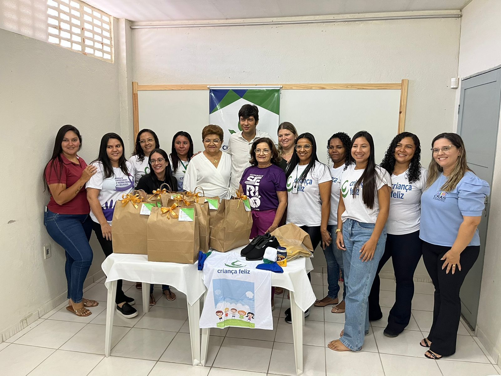 Read more about the article Prefeitura realiza entrega de kits para equipe do Programa “Criança Feliz”