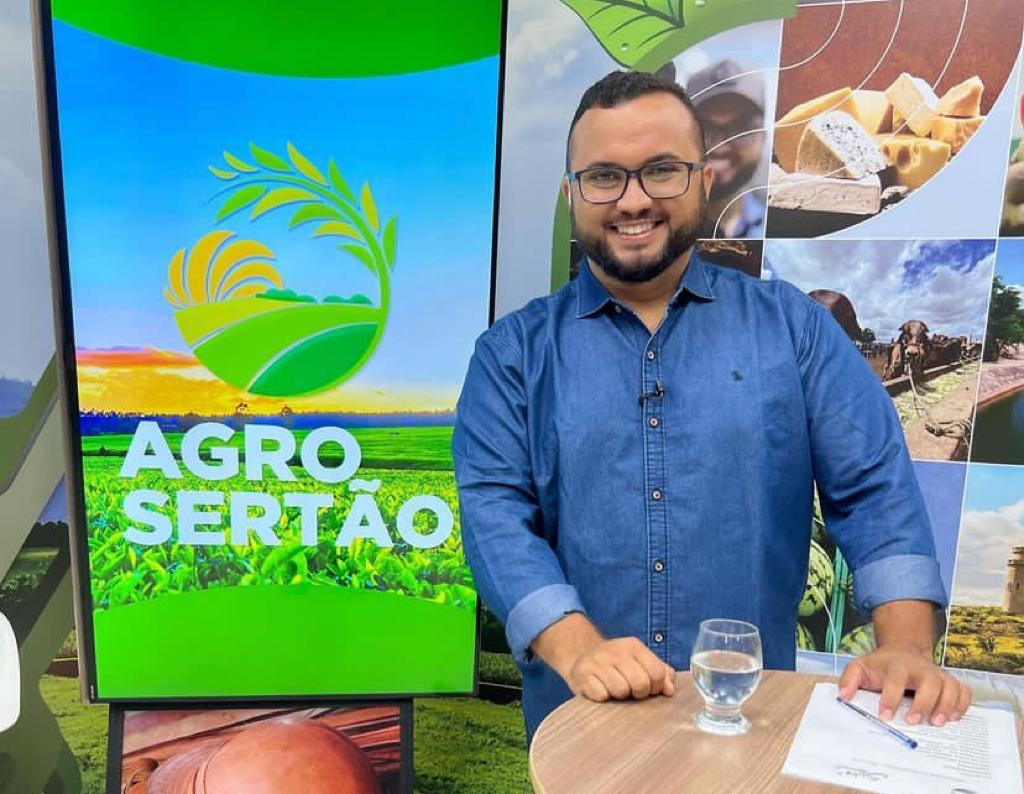 Read more about the article Apresentador Adeilton Silva se destaca na comunicação potiguar com programa Agro Sertão