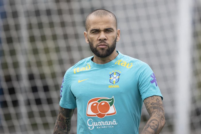 Read more about the article DANIEL ALVES CONSEGUE VALOR, PAGA FIANÇA E SERÁ SOLTO NA ESPANHA