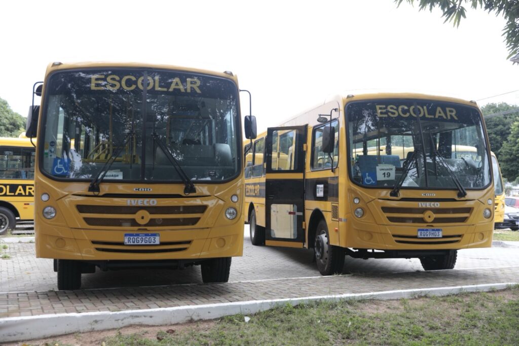 Read more about the article RN amplia frota de ônibus escolares com 21 novos veículos