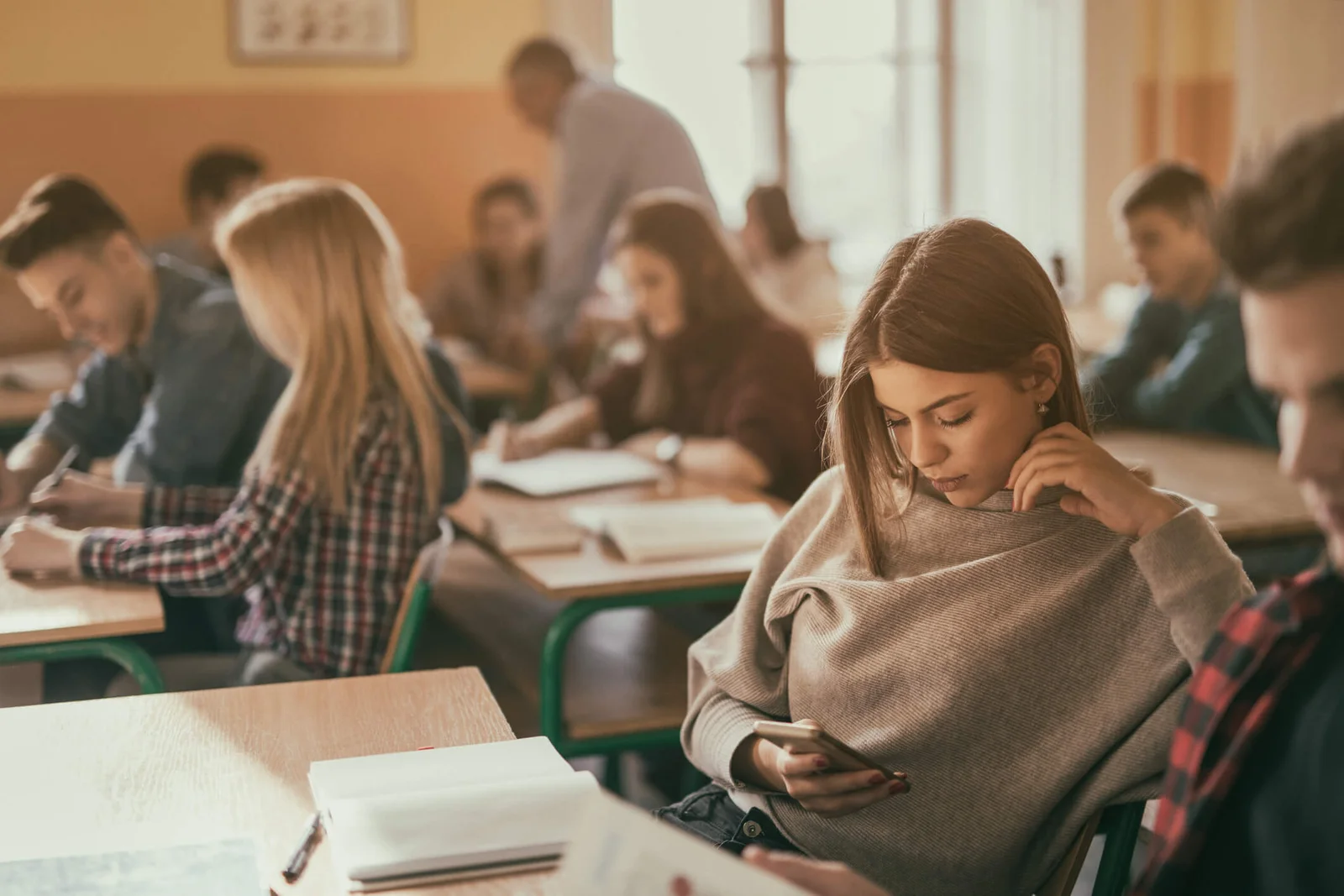 Read more about the article Seis em cada 10 escolas têm regras para uso do celular pelos alunos